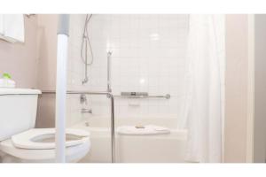 Koupelna v ubytování Hotel O Efficiency De Luxe Near Lake Charles Sulphur + 12 fotografií