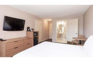 Postel nebo postele na pokoji v ubytování Hotel O Efficiency De Luxe Near Lake Charles Sulphur