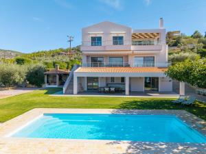 Bazén v ubytování Villa Armonia nebo v jeho okolí