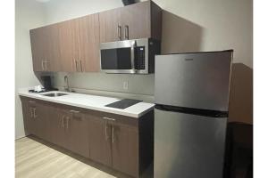 Kuchyň nebo kuchyňský kout v ubytování Hotel O Efficiency De Luxe Near Lake Charles Sulphur