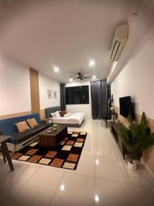 ein Wohnzimmer mit einem blauen Sofa und einem Tisch in der Unterkunft Chambers Luxury Studio KLCC by Velvet Aurum in Kuala Lumpur