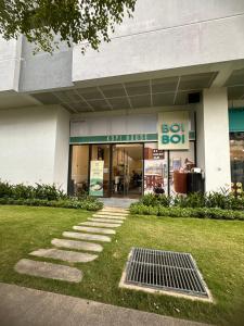 ein Gebäude mit einem SQL-Box-Schild davor in der Unterkunft Chambers Luxury Studio KLCC by Velvet Aurum in Kuala Lumpur + 9 Fotos