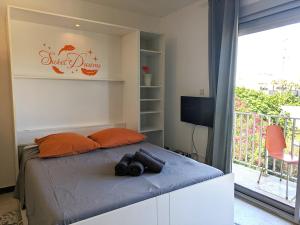 ein Schlafzimmer mit einem Bett mit einem Schild an der Wand in der Unterkunft STUDIO Terrasse Plage CLIM WIFI Park in Palavas-les-Flots