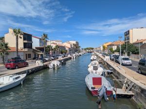 eine Gruppe von Booten wird in einem Kanal angedockt in der Unterkunft STUDIO Terrasse Plage CLIM WIFI Park in Palavas-les-Flots