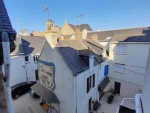 einen Blick über ein weißes Gebäude mit einem Uhrturm in der Unterkunft Studio 29m² pour 4 pers, centre Quiberon, proche plage - FR-1-478-175 in Quiberon