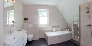 Ένα μπάνιο στο NEU! Ferienhäuser - Heringsdorf +57 φωτογραφίες