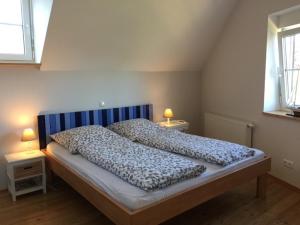 ein Bett in einem Schlafzimmer mit zwei Tischen und zwei Lampen in der Unterkunft BelEtage Eifel in Anschau