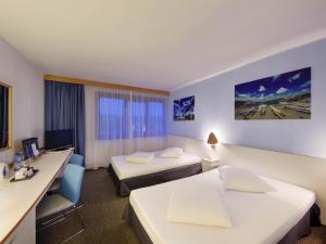 Postel nebo postele na pokoji v ubytování Novotel Poznań Malta