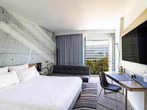 una habitación de hotel con una cama y un escritorio en Novotel Warszawa Airport, en Varsovia 187 fotos más