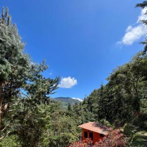ein kleines rotes Haus mitten im Wald in der Unterkunft Mama Anzas house in a magical mountain in Villabol