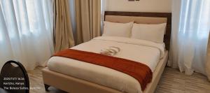 The Beleza Suites客房内的一张或多张床位