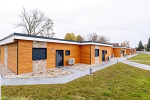 eine Reihe modularer Häuser auf einer Straße in der Unterkunft Seeferienhaus am Süßen See 