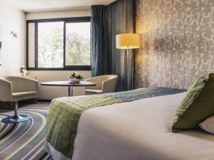 Postel nebo postele na pokoji v ubytování Mercure Angers Centre de Congrès