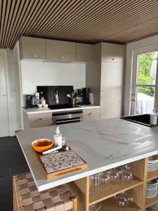 Η κουζίνα ή μικρή κουζίνα στο Holiday Home With Sea View