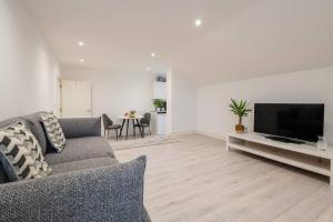 TV a/nebo společenská místnost v ubytování Pass the Keys Spacious and Quiet Flat in Aylesbury