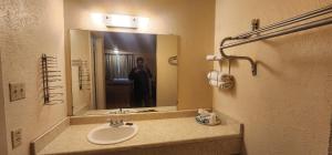 Koupelna v ubytování Chaparral Motel Victoria TX, Hwy 59 + 21 fotografií