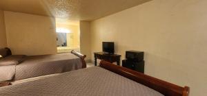 TV a/nebo společenská místnost v ubytování Chaparral Motel Victoria TX, Hwy 59