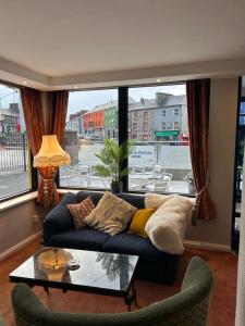 uma sala de estar com um sofá e uma janela grande em Alcock & Brown Hotel em Clifden