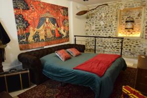 Ένα ή περισσότερα κρεβάτια σε δωμάτιο στο Le Repaire des Sorciers - Pau Centre - Chateau