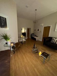 una sala de estar con un sofá y una mesa en Modern Stylish Jesmond Apartment with parking., en Jesmond