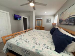 Ένα ή περισσότερα κρεβάτια σε δωμάτιο στο Flounder - Newly Updated 1st Floor Kit W&D 3 Miles to Beach