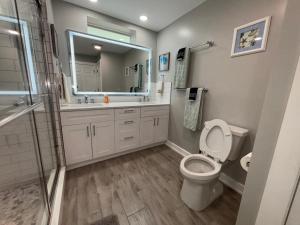 Ένα μπάνιο στο Flounder - Newly Updated 1st Floor Kit W&D 3 Miles to Beach +26 φωτογραφίες