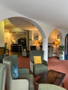 uma sala de estar com cadeiras e uma mesa de centro em Alcock & Brown Hotel em Clifden