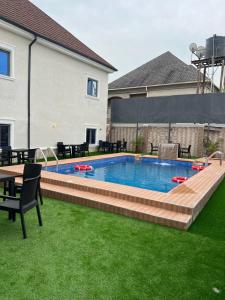 Bazén v ubytování Gold royal nebo v jeho okolí