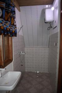 ein Badezimmer mit Dusche, Toilette und Waschbecken in der Unterkunft Malasy camping site in Makungulu