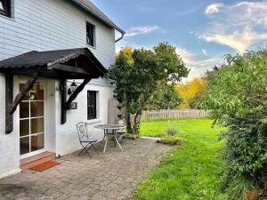 une terrasse avec une table et des chaises à côté d'une maison dans l'établissement Sosberg vacation home Nature Oasis with yoga, à Sosberg