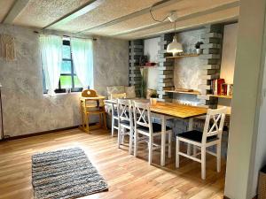 une cuisine avec une table et des chaises dans une pièce dans l'établissement Sosberg vacation home Nature Oasis with yoga, à Sosberg 43 autres photos