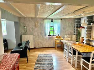 un salon avec une table et une salle à manger dans l'établissement Sosberg vacation home Nature Oasis with yoga, à Sosberg