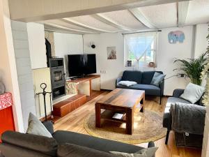 un salon avec un canapé et une table dans l'établissement Sosberg vacation home Nature Oasis with yoga, à Sosberg