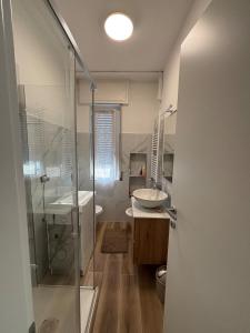 a bathroom with a toilet and a sink and a shower at Modern Apartment - MIND District, Fiera Milano Rho in Baranzate