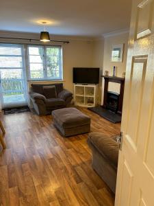 TV a/nebo společenská místnost v ubytování The Millfields, Gated 3-Bed House with 2 Parking Spaces