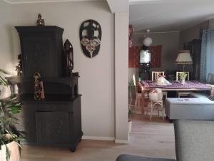 Posezení v ubytování Nicely decorated house near forest and town + 11 fotografií