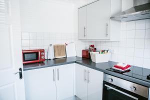 Kuchyň nebo kuchyňský kout v ubytování The Millfields, Gated 3-Bed House with 2 Parking Spaces