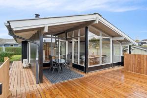 Balkón nebo terasa v ubytování Lovely Bright Cottage Near Karrebæksminde