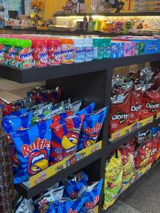 Σούπερ μάρκετ ή άλλα καταστήματα σε αυτό το hostel ή εκεί κοντά