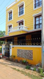 Maison jaune avec balcon dans une rue dans l'établissement Chan Maison @ Lakshmi Gardens, à Pondichéry