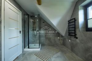 Zubrzyca DolnaCozy mountain house - Coolówka pod Babią Górą的房屋内带玻璃淋浴间的楼梯 更多32张照片
