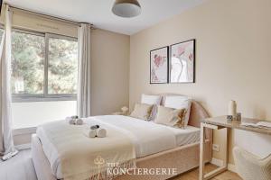 Residence d'Exception - 5 Chambres aux Portes de Paris في سان-كلو: غرفة نوم بها سرير ومكتب ونافذة +14 صورة