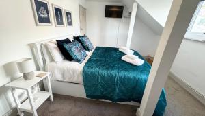 a small bedroom with a bed and a couch at Nancie's Place - - A BEAUTIFUL GEORGIAN DUPLEX APARTMENT - - Centre of Old Dartmouth Town - - ONSITE PRIVATE PARKING in Dartmouth