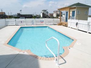 Una piscina en un patio con una valla blanca. en Perfect Ocean View - The Sands - K0003A, en Croatan Shores