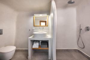 Ένα μπάνιο στο Cavora Suites
