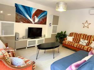 TV a/nebo společenská místnost v ubytování L’écrin des bois