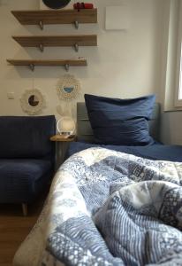 ニュルンベルクにあるModernesMiniZimmer-Stadtnah-SelfCheckIn-Parkplatzのベッドルーム1室(ベッド1台、青い枕付) +16枚の写真