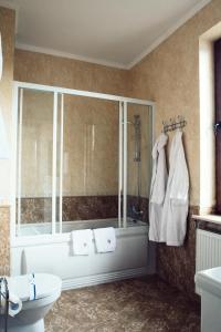 La salle de bains est pourvue d'une baignoire, de toilettes et d'un lavabo. dans l'établissement Villa Sofia, à Trouskavets