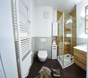 ニュルンベルクにあるModernesMiniZimmer-Stadtnah-SelfCheckIn-Parkplatzのトイレ、シャワー、洗面台を備えたバスルーム