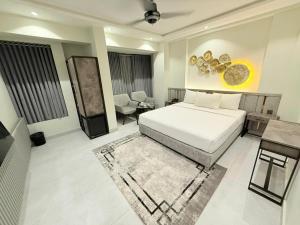 Voodi või voodid majutusasutuse Legacy Dreams Jinnah Super toas